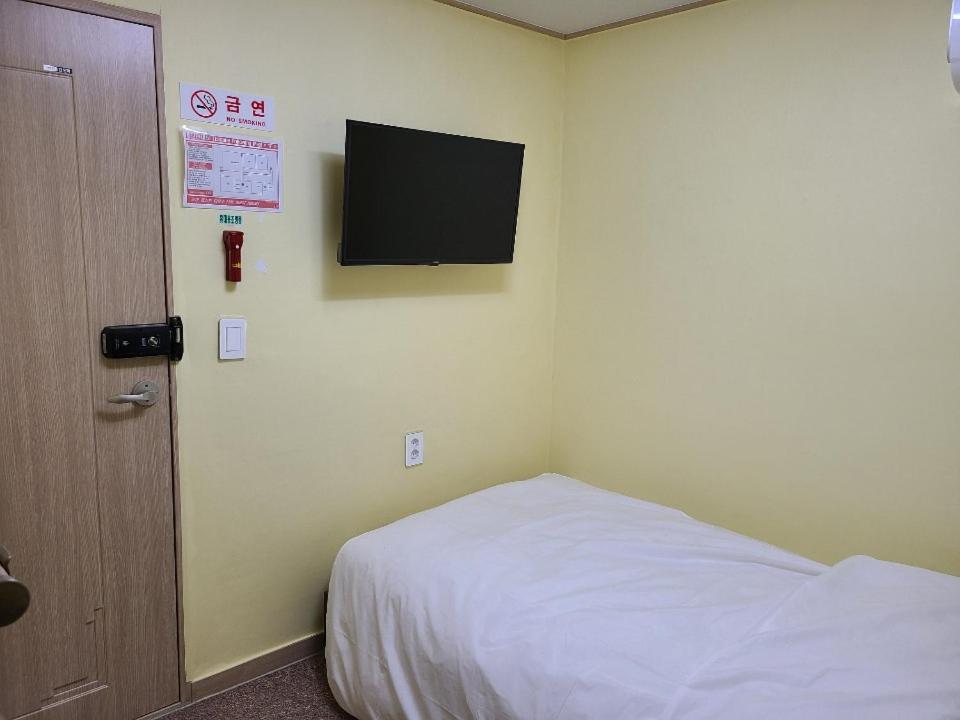 Joy Guest House Асан Екстериор снимка